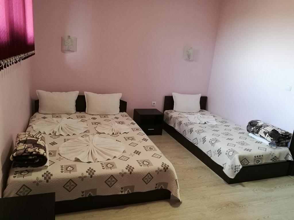 Guest House Karaulanov Elhovo  Eksteriør bilde